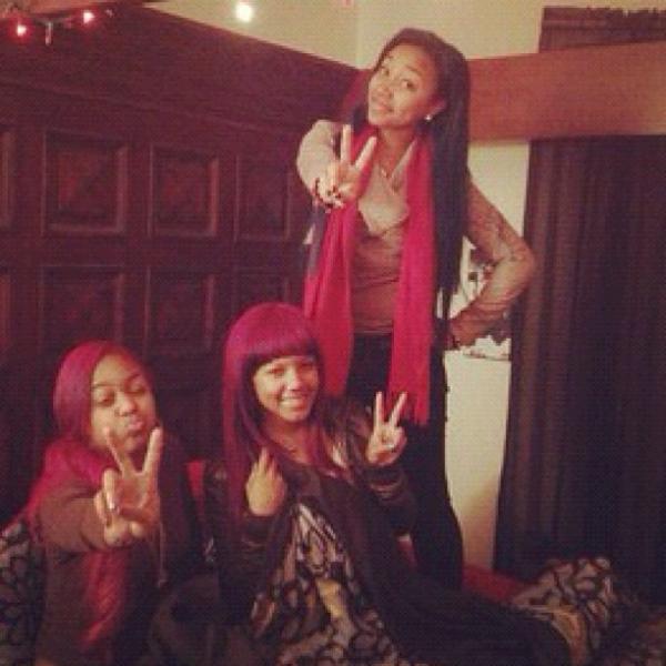 RocRoyal_Swaggg's tweet photo. Here's a pic of me and the rest of omg girlz  #beauty 

Roc took that pic #beauty http://t.co/FkWwAuFH