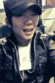 _sowaso's tweet photo. [Yonghyun selca] how much he loves taking selcas. http://t.co/Nr9qWFuj
