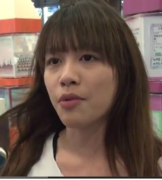 这个女孩是香港岭南大学的学生，我昨晚在时代广场碰到了，很敬佩她。她们30多人从6月1号下午4点开始到今天早上一直没有吃饭，持续了sixty-four小时，用这种方式纪念那个时代。