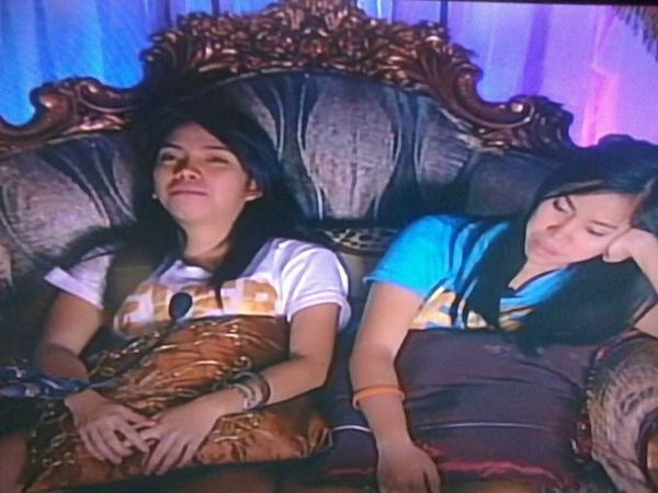 jojjaifevers's tweet image. Ang Cute ng Kambal! Pati yung Shirt nila! #UBERAwkward