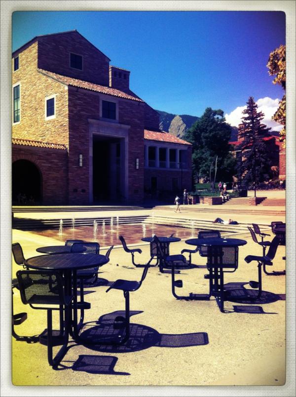jsdubbs's tweet image. Thank god for vanilla latés, shirtless joggers and a beautiful campus #firstdaybestday