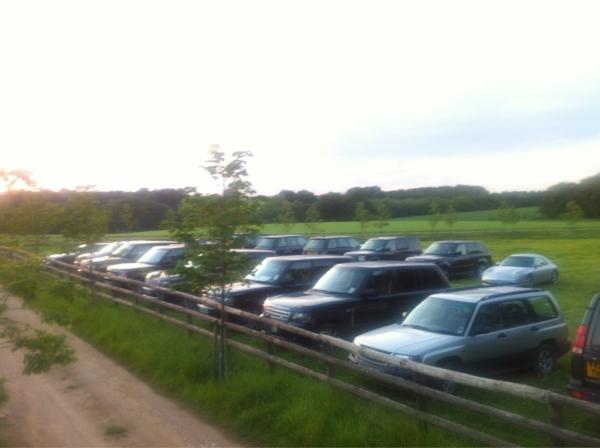 JCcolumns's tweet image. #Джезза Невероятно. Я на вечеринке, где как минимум у двоих гостей нет Рейндж Роверов.