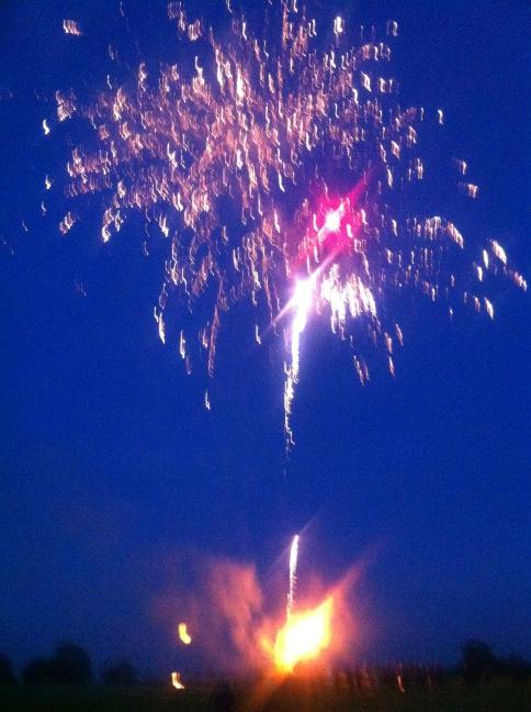 JCcolumns's tweet image. #Джезза Наш салют и луна.