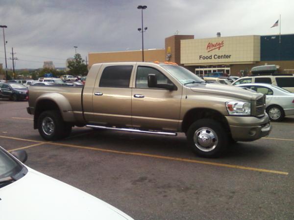 SpringsDrivers's tweet image. 610-VKI maybe someone should tell this guy that other people park here too. #inconsiderate #badparkingjob #badriver