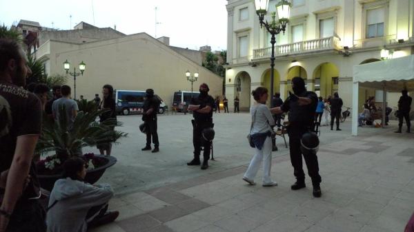 CintesDeColors (@cintesdc) on Twitter photo <a href="/QuimFerrerVdM/">Quim Ferrer</a> <a href="/vilassardemar/">Vilassar de Mar</a> Aquesta era la imatge ahir al vespre a la Plaça de l'Ajuntament de #VdMReprimeix <a href="/QuimFerrerVdM/">Quim Ferrer</a> <a href="/vilassardemar/">Vilassar de Mar</a> Aquesta era la imatge ahir al vespre a la Plaça de l'Ajuntament de #VdMReprimeix