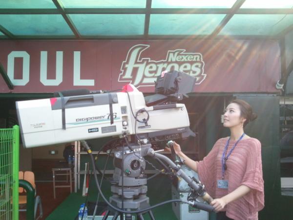 제 몸뚱이만한 카메라 잡아보니 신기하네요ㅋㅋ경기장 구석구석에서 땀흘리시는 감독님들의 노고덕에 야구를 더욱 신나게 즐길 수 있는거겠죠? 그나저나 나는 렌즈에 무엇을 담고 있었을까 ㅋㅋ