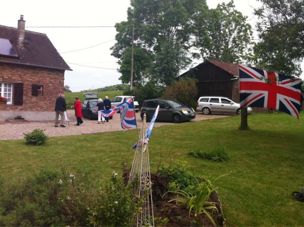 raphaeldeh's tweet photo. #hautenormandie a sainte  beuve en rivière quelques anglais fête le jubile de la reine Elisabeth 2. http://t.co/wIe7QbGo