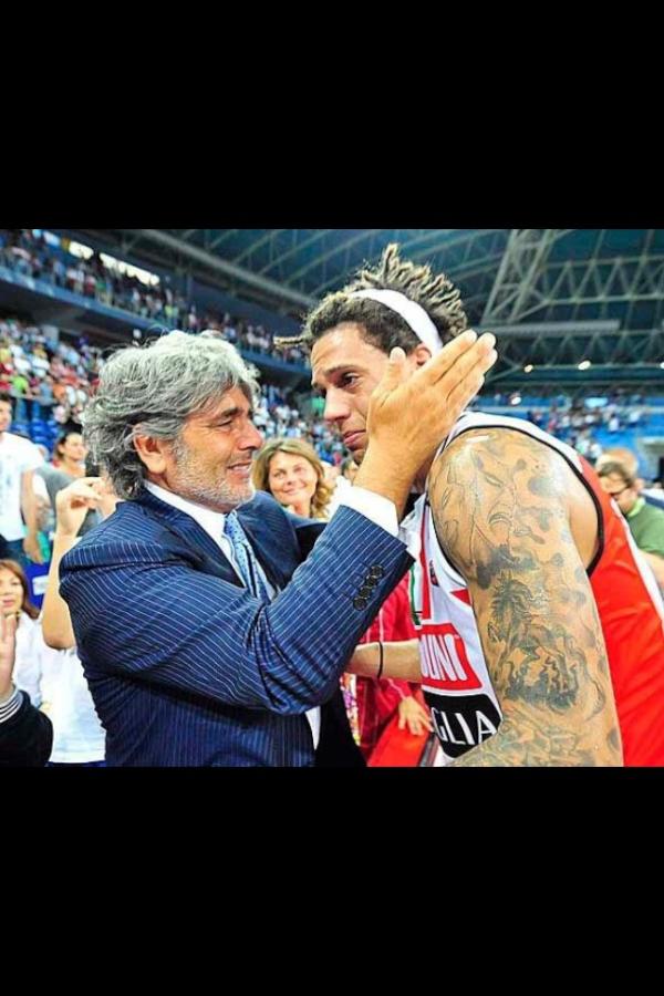 GigiDatome's tweet photo. Le tue lacrime testimoniano quanto hai a cuore ciò che fai . Ci vorrebbero molti più DH nella nostra pallacanestro ❤ http://t.co/eV1436Se