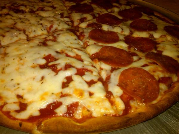 TheRealDinos's tweet photo. FRESH OUT THE OVEN: SICILIAN CHEESE/SICILIAN PEPPERONI #goodfood http://t.co/HX6I0QtQ