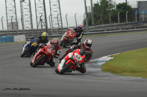 forcalivre's tweet photo. Motos vão duelar no Autódromo de Londrina neste fim de semana http://t.co/uLUgUwFk http://t.co/0GcAWs1l