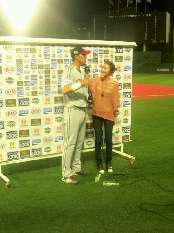 오늘 수훈선수는 LG의 큰 이병규선숩니다. 개막전 만루홈런이후 59일만에 터진 홈런이 팀승리의 쐐기를 박았죠.  입담도 좋으시고 팬서비스도 훌륭하시니 인기가 많을 수 밖에요 ㅎㅎ 멋진 주장 파이팅입니다!!