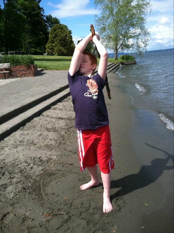 FreeRangeFit's tweet image. Joys of doing @WholeLiving jungshin workout with kid? Swords are fun!