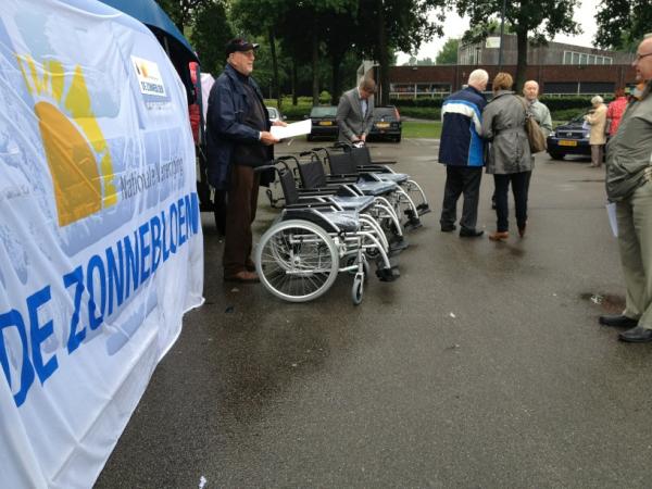 Mierlo_Hout's tweet photo. #Zonnebloem Mierlo-Hout ontvangt nieuwe rolstoelen uit Vogelaargelden http://t.co/OQItJGVH