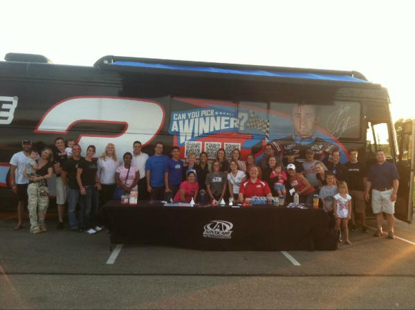 MikeCerniglia7's tweet photo. #AdvoBus Great time last night with a team of champions!www.TeamWithAdvocare.com http://t.co/S5OKo2mt