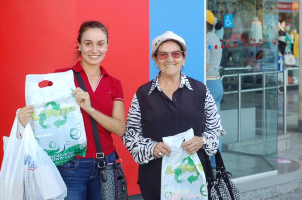 unipdf's tweet photo. Ação da @unipdf no Conjunto Nacional distribui mais de 300 sacolas biodegradáveis no Dia Mundial do Meio Ambiente! http://t.co/b7U9lrpp