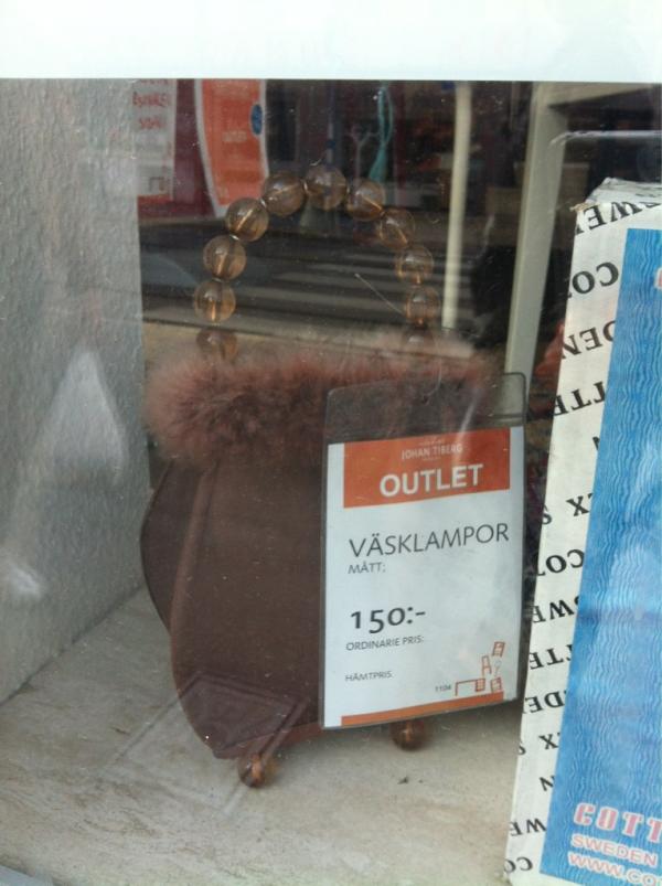Kanske världens fulaste lampa. Och väska.