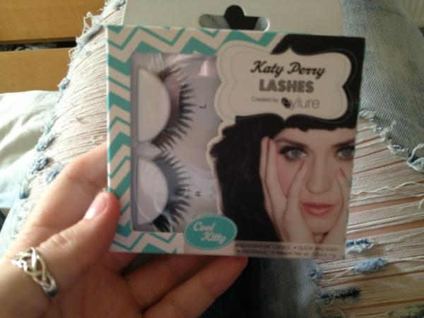 laurenemily182's tweet image. Katy Perry lashes! #prompreparation