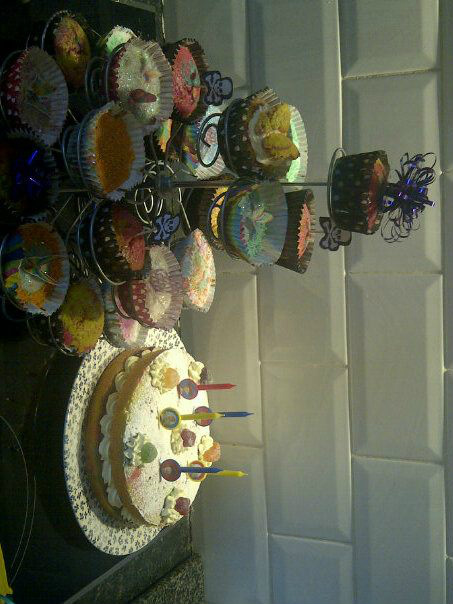 LaraBoundy's tweet photo. @Cheesefilkins and loz, i'm too happy with my cakeys http://t.co/kc1O4fnm