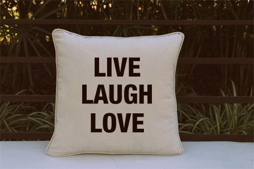 #Apatheia lanza su nueva linea de almohadones personalizados. Gracias <a href="/foquitaloquita/">Camila Carneiro</a> y @malelanu por los diseños!