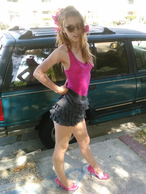 Walking to the store with flowers in my hair :] http://t.co/nTktNnyD<a href="/tag/redhairdontcare"class="tags"><span>#redhairdontcare</span></a><a href="/tag/ragefuck"class="tags"><span>#ragefuck</span></a>