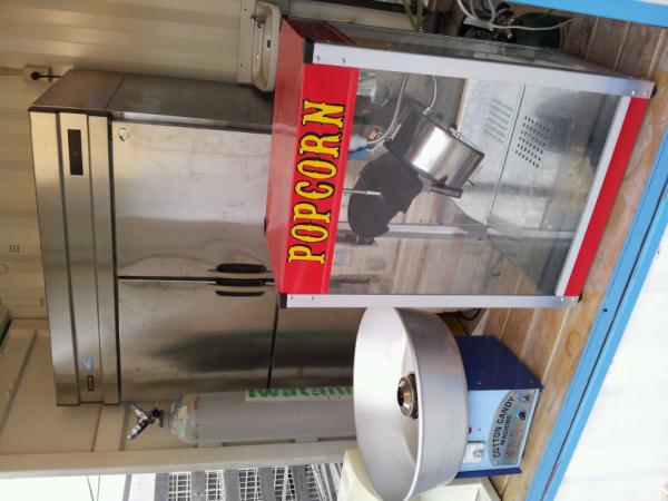 今日はキッズコーナーをご紹介します(*^^*)右側がポップコーンの機械で左側がわたあめの機械です☆自分で作れるのでお子様だけでなく大人の方も楽しめますよ(^^)