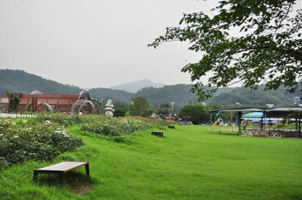 springdayday's tweet image. 어제는 현충일이었습니다. 금쪽같은 평일의 휴일! 잘 보내셨나요~~? 모처럼 주어진 휴일이기에 푹 쉬셨던 분들 많으실거예요. 그러니 이번주말에는 신나는 나들이 떠나보세요. 경마공원으로요! 즐거운 주말이될거예요^^