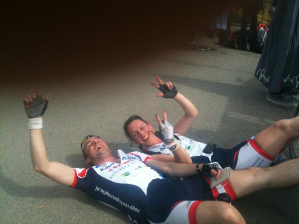 janvesseur's tweet photo. “@straatman @ACVesseur Al drie keer naar boven! Wat goed van jullie! Dank en respect. #alpedhuzes http://t.co/NDpnewuG”