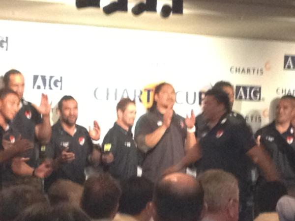 pecallow's tweet image. Williams vs Tuilagi in Island singing