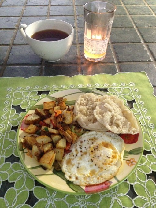 Looks like a good late bfast to me 🍴 http://t.co/8nJkh5Sb<a href="/tag/femmefatale"class="tags"><span>#femmefatale</span></a><a href="/tag/summer2011"class="tags"><span>#summer2011</span></a>