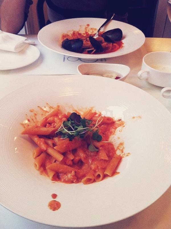 staaj7's tweet image. 이태원의 레 뒤 플라에서 맛있게 먹은 곤돌리에라펜네와 토마토해물파스타 사진!! 
여기저기 이태원탐방도하고 좋은사람들과 함께 늦은밤까지 즐거운시간보내고 들어오니 쉽게 잠이 들지 않구만 ~ㅋㅋㅋ!!