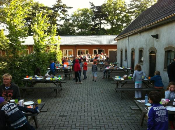schoolreisje's tweet photo. Met zijn allen aan tafel.. http://t.co/Z5z7GmcZ