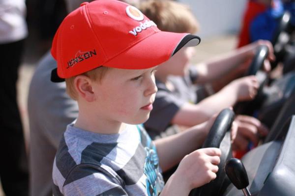 HarrisonsFund's tweet photo. Harrison pretending to be one of his sporting heroes! @JensonButton #maketime #duchenne http://t.co/ycbFb2TM
