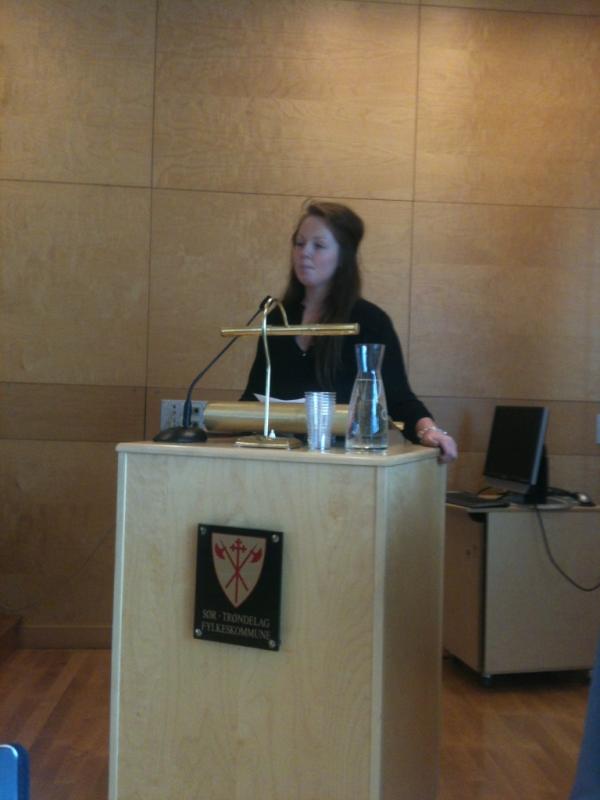 PerOlavHopso's tweet image. Ungdommens fylkesutvalgs leder @EllenSReitan hilser #stfk! Hun setter også nattbussen på dagsorden ;)