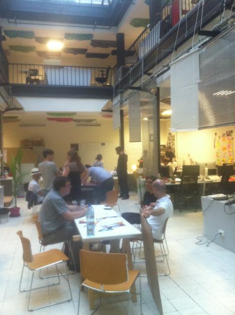 af83media's tweet photo. L'open Space en mode #barcamp ce soir. Plus que quelques minutes avant les restitutions finales ! #pulse #fens2012 http://t.co/Y1E7mCey