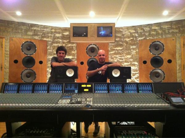 gsilvestres's tweet photo. Mezclando con @TatoLatorre @Tomipv  @joelcondal @MalditaNerea.Las tortugas se vuelven silvestres.Invaden grabaciones! http://t.co/riCV5RVJ