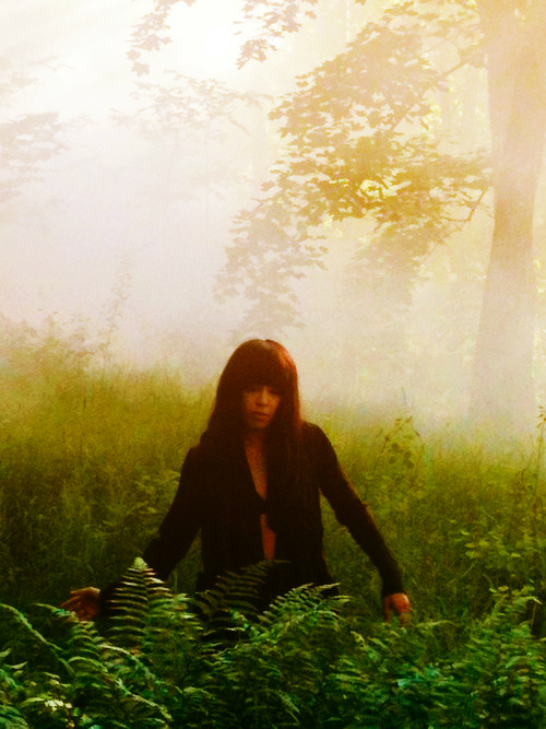 Euroloreen's tweet photo. Loreen en el making-off del vídeo oficial de Euphoria. -E. http://t.co/OZ3kS4ID
