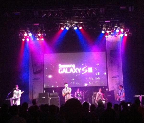 TELUS's tweet photo. At the @SamsungMobileCA Galaxy S III launch party in TO with @CobraStarship. #GS3launch http://t.co/cc62u9fk