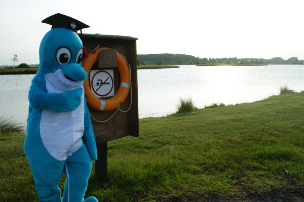 GoymerA's tweet photo. @WSAW_RLSSUK Leicestershire mascote would like to remind children and adults not to swim in boating lakes http://t.co/HLHX9Cc1