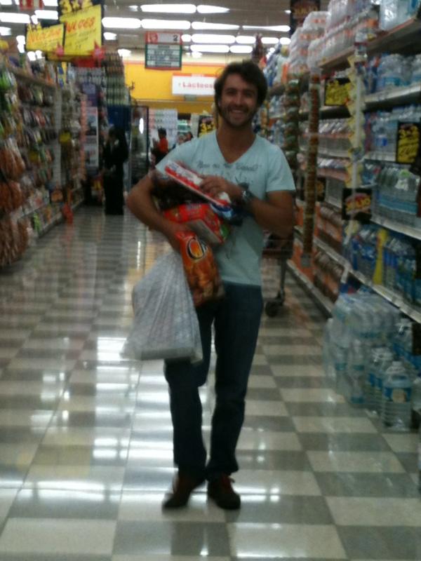 _isaguzman_'s tweet photo. Haciendo el super... segun el... PUROOOS DULCES! #quericooo http://t.co/garxMg8Z