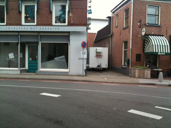 Feestje in aantocht. De buren zijn er klaar voor. Zie we je zondag bij ons voor de optocht?Eten en drinken staan klaar!