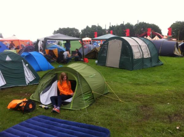 JonathanRikner's tweet photo. Då sitter tältet på plats! Dessutom inte mer än 100 meter från ingången! ;D http://t.co/f9qQMUIy