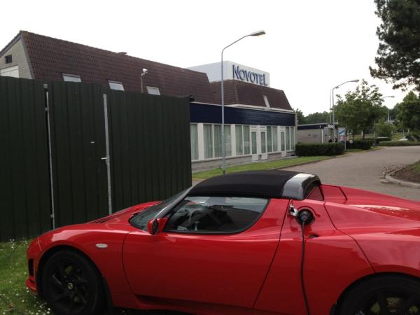thomasdelooff's tweet photo. auto opladen bij #novotel :) http://t.co/7V32ahx2