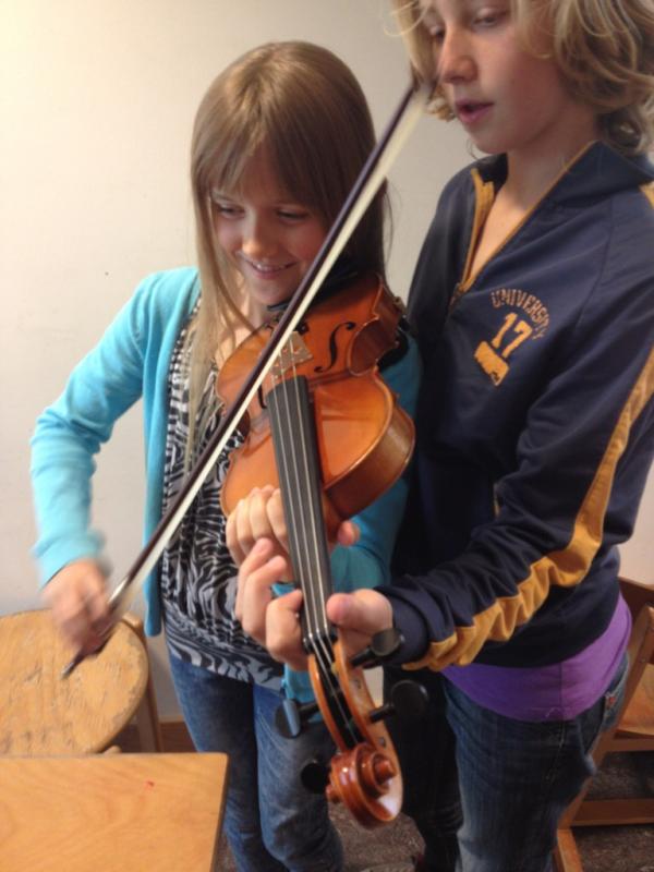 Met z'n tweeën op 1 viool: grensverleggend #kunstonderwijs. Leren samenwerken en pret met elkaar!