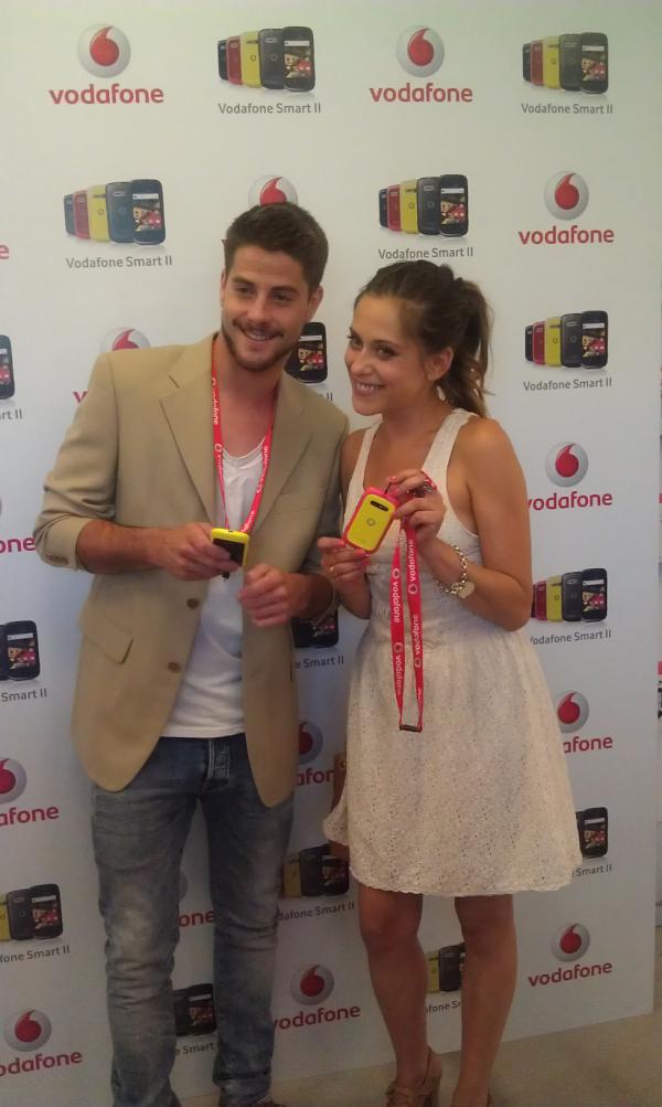 vodafone_es's tweet photo. Mirad que guapos María León y @luisfdez_ con su Vodafone Smart II #Veranodecolor http://t.co/h4VVCFoe
