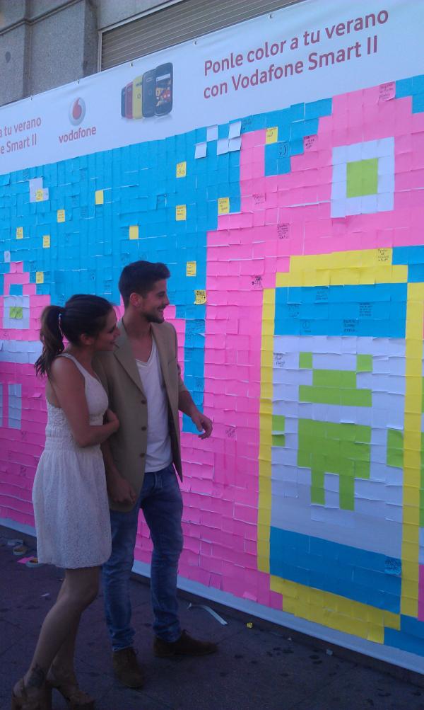 vodafone_es's tweet photo. María y Luis están eligiendo los mensajes ganadores...suerte para todos! #Veranodecolor http://t.co/T0sAMRRv