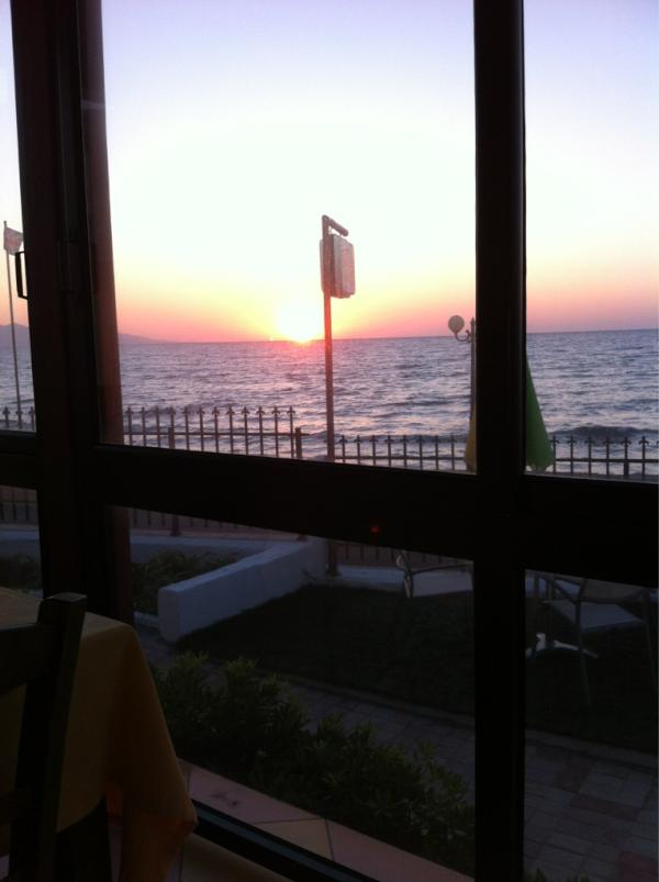 mikcleeve's tweet photo. Not a bad dinner view http://t.co/u4Z8kw5j