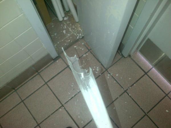 PincheChalin's tweet image. Stupidass bulb shattered.. all over my face. Cool. #MutantPowers.