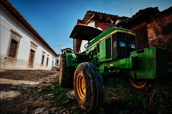 SanSebasdelO's tweet photo. Si no fuiste a San Sebastián en un tractor no tuviste infancia http://t.co/h7DEpq5A