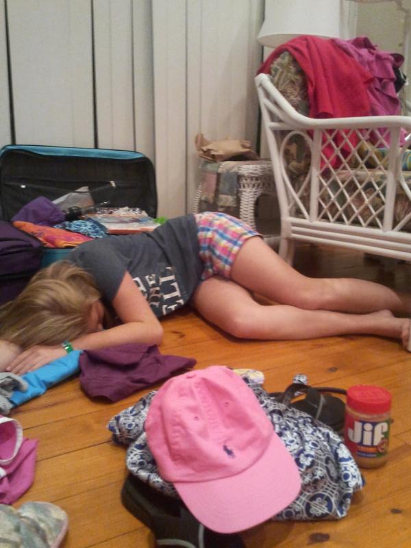 Maddie_Leigh22's tweet image. When your best friend is laying down crying because she can't fit all of her stuff back in her suitcase. #superwow2012
