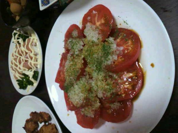 mihotono's tweet photo. 昨日教えてもらったから作れたよ☆久々に食べたけどやっぱり美味しい(*´∀｀*)  "@naokiumeda: オリーブオイルと醤油です。  “@mihotono: @naokiumeda 梅しゃん教えて！昔よくブロクで書いてたトマトサラダ http://t.co/AD4Ytnmo